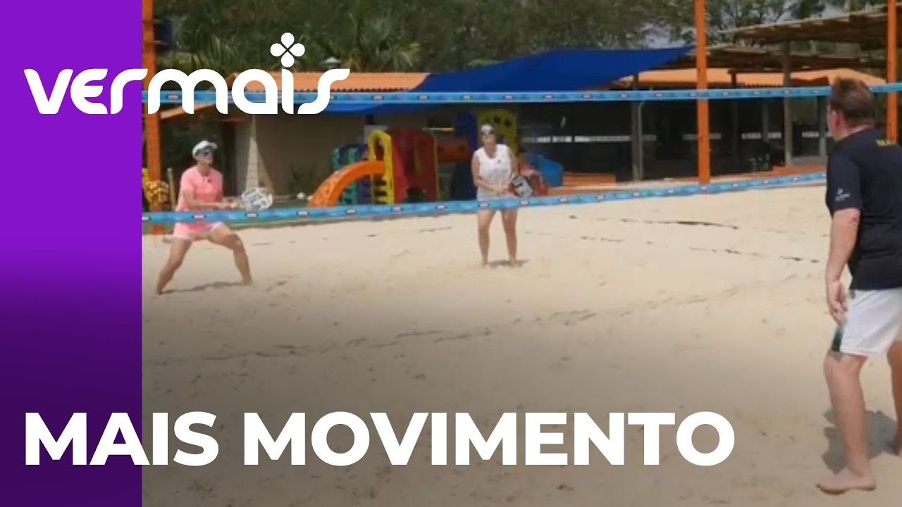 Pé na areia: diversão garantida no beach tennis com amigos!