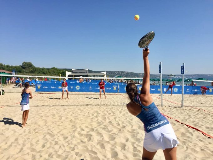 Jogador de beach tennis realizando a troca de empunhadura durante uma partida.