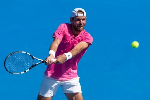 Jogador de beach tennis demonstrando técnicas de antecipação com foco na posição das pernas.