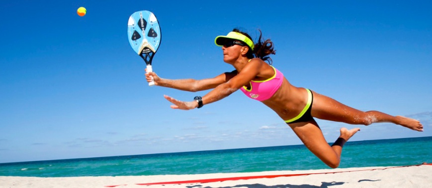 Jogador de beach tennis correndo para trás na quadra de areia, aplicando técnicas de movimentação.