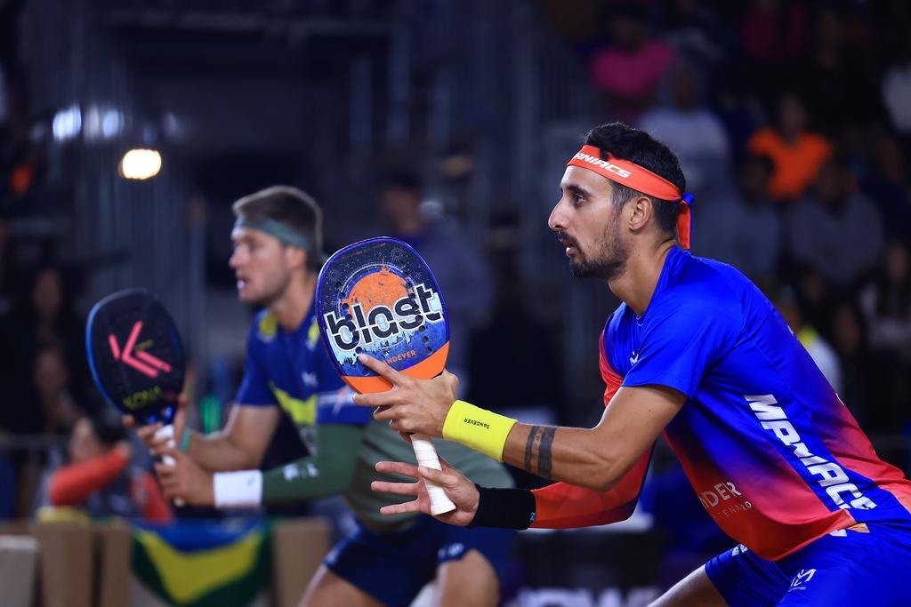 Gustavo Russo jogando beach tennis em uma competição, representando o Brasil.