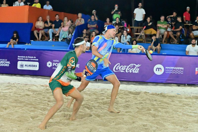 Atletas competindo no Macena Open 2024 na Praia da Pajuçara, Maceió.