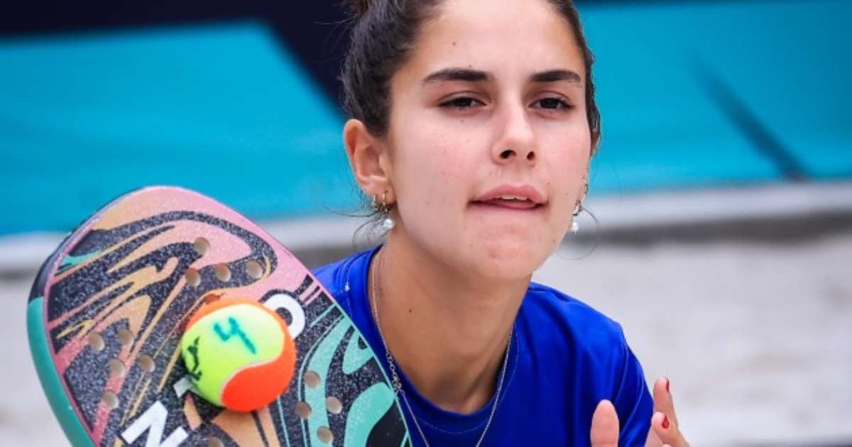 Vitória Marchezini e Isa Massaioli jogando beach tennis na Super Cup em Capivari de Baixo.