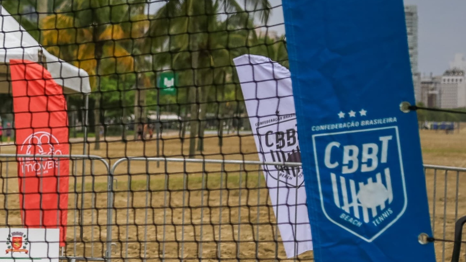 Atletas competindo no Campeonato Brasileiro de Beach Tennis na Praia de Camburi, Vitória.