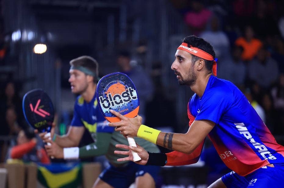 Atletas competindo na Super Cup Beach Tennis em Capivari de Baixo, destacando a diversidade e emoção do torneio.