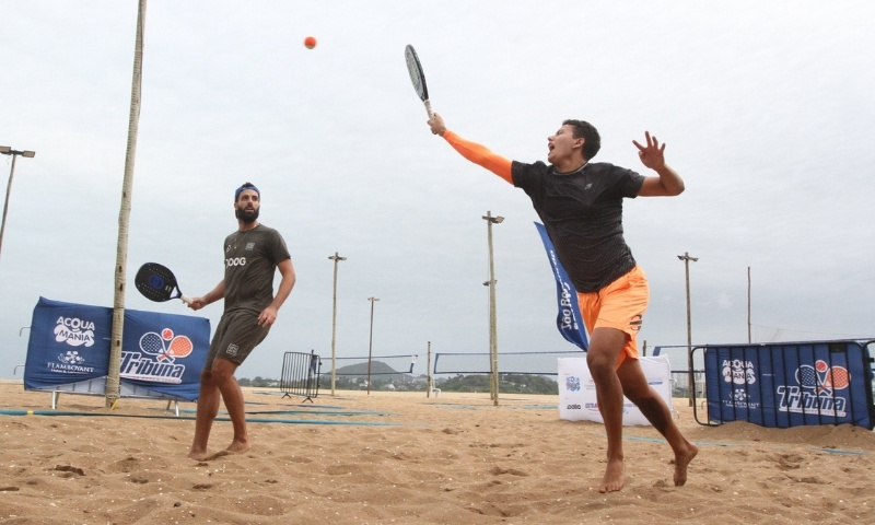 Atletas competindo na final do Tribuna Open de Beach Tennis na orla de Camburi.