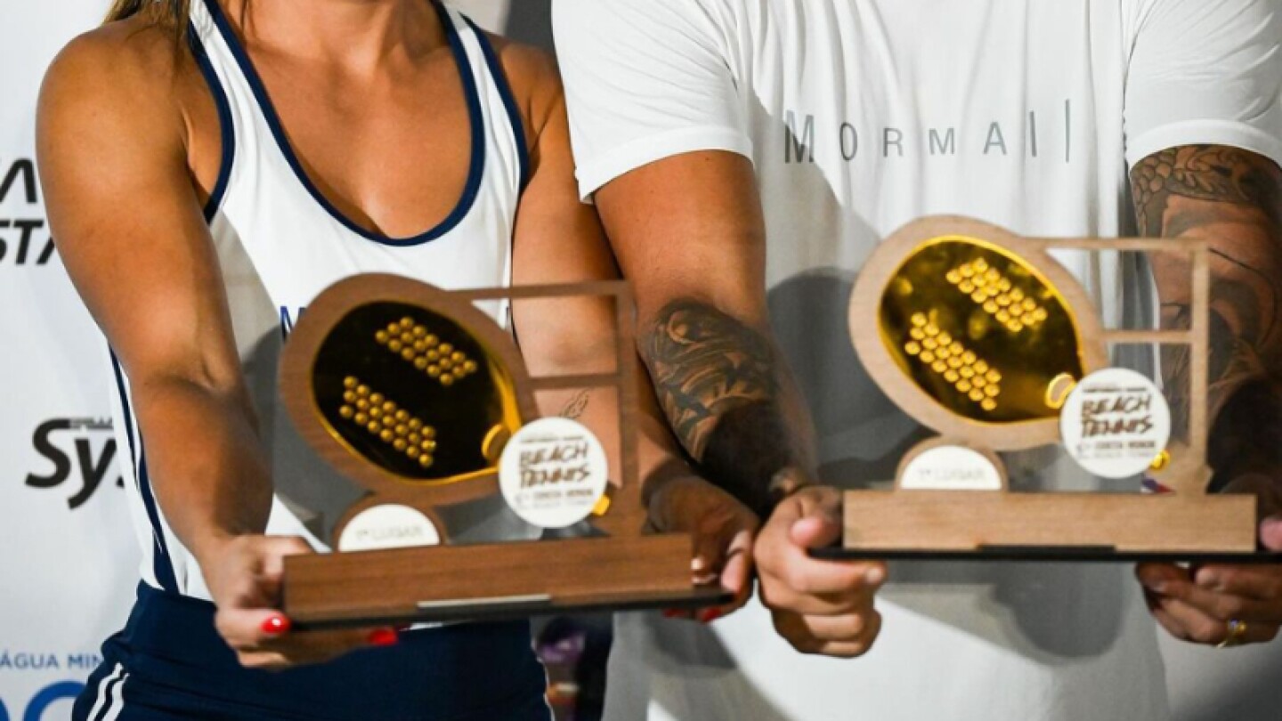 Ricardo Goulart e Diane Goulart celebrando vitória no beach tennis em torneio na Bahia.