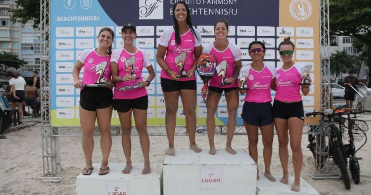 Atletas competindo na 8ª etapa do Circuito Fairmont de Beach Tennis em Copacabana.