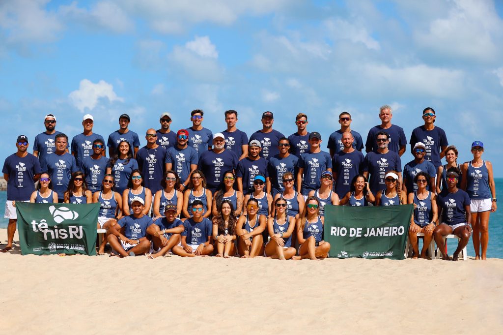 Atletas da equipe de beach tennis do Rio de Janeiro se preparando para a Copa das Federações na Praia de Iracema.