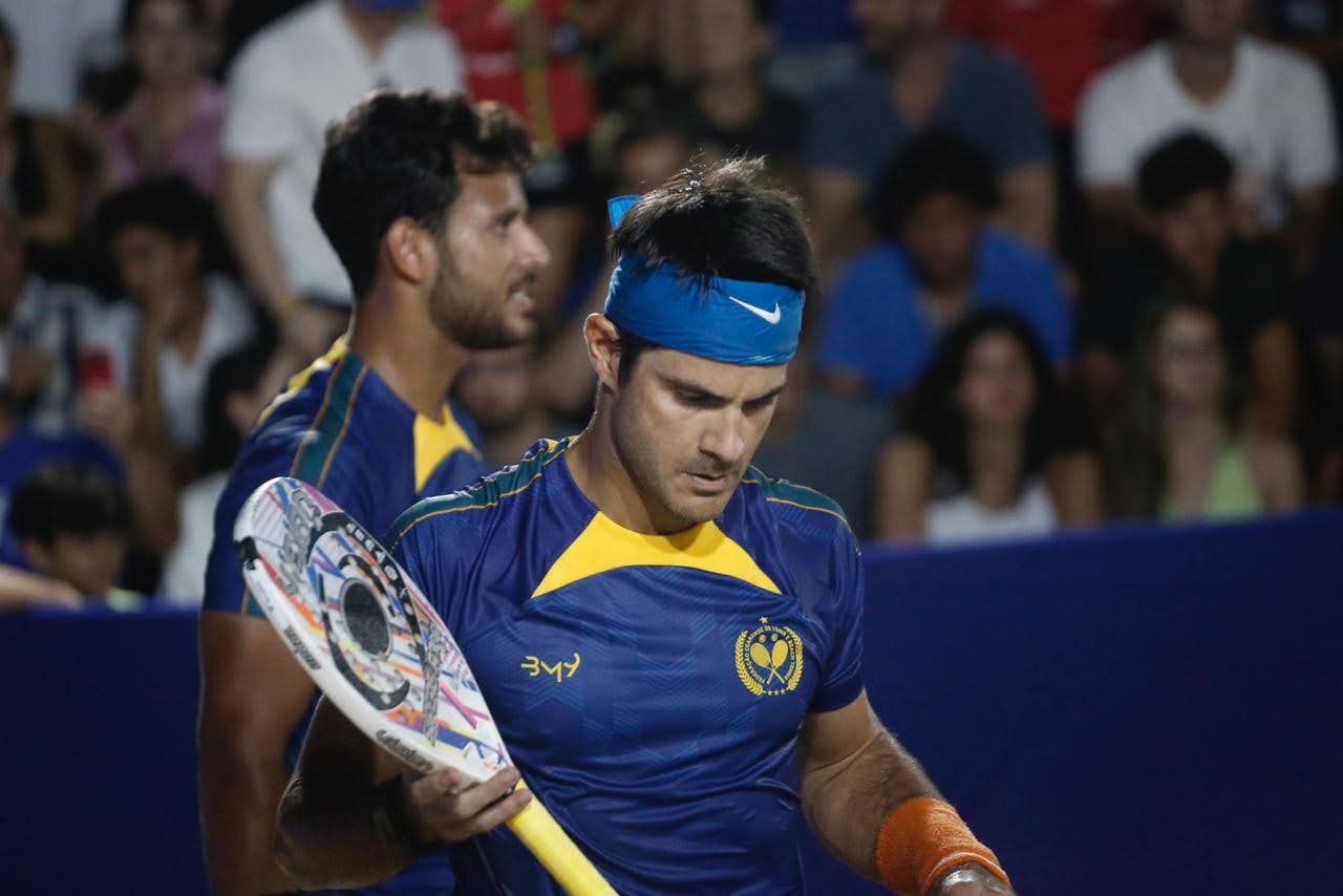 Atletas competindo na Copa das Federações de Beach Tennis na Beira-Mar de Fortaleza.