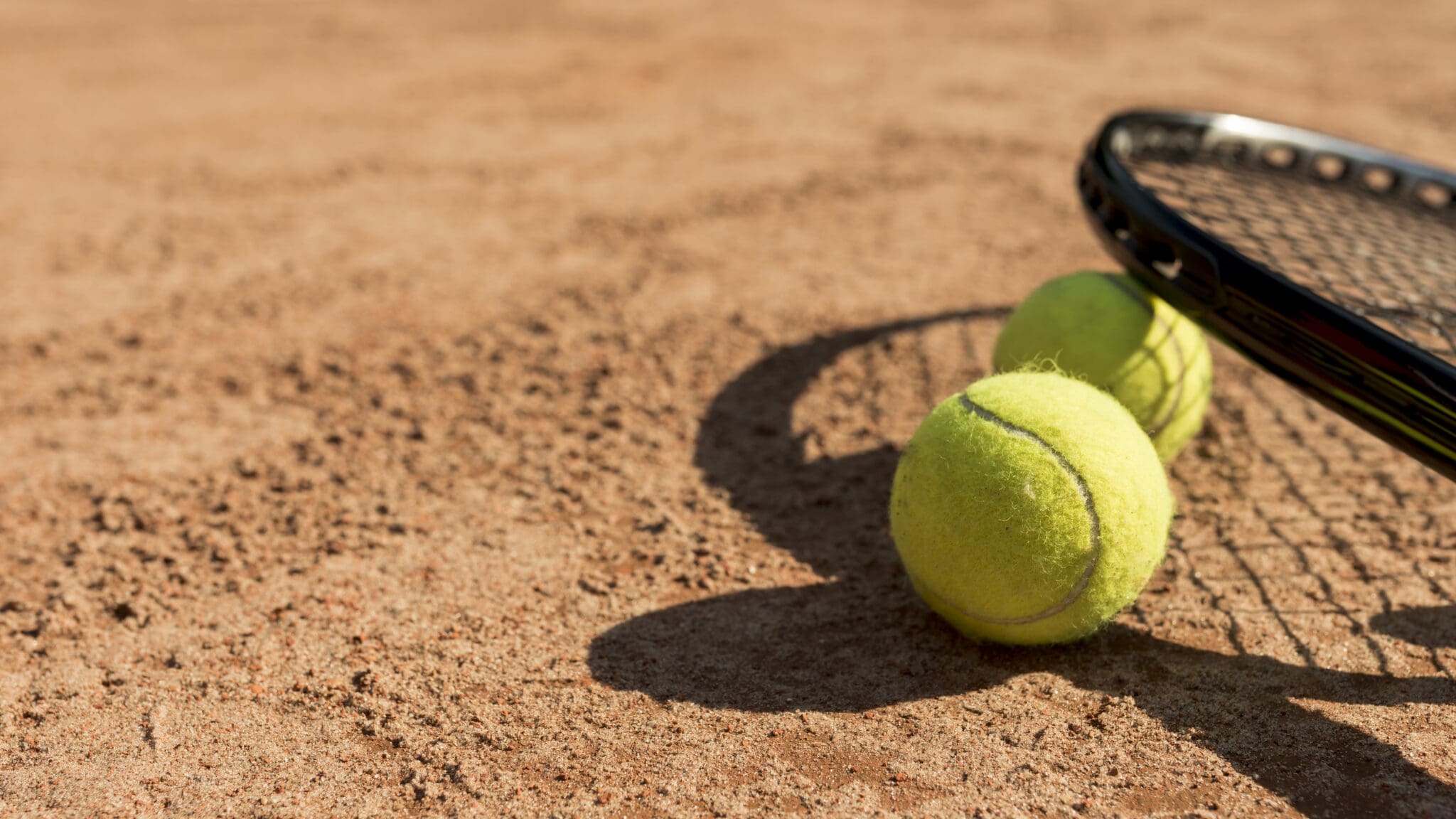 Atletas competindo no Beach Tennis Festuris 2024 em Gramado, com categorias para iniciantes e intermediários.