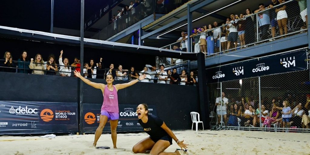 Graziele Silva jogando beach tennis em uma quadra de areia, destacando sua determinação e talento.