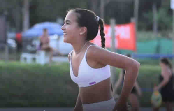 Helena Soares de Paula jogando beach tennis em uma quadra de areia em Muriaé.