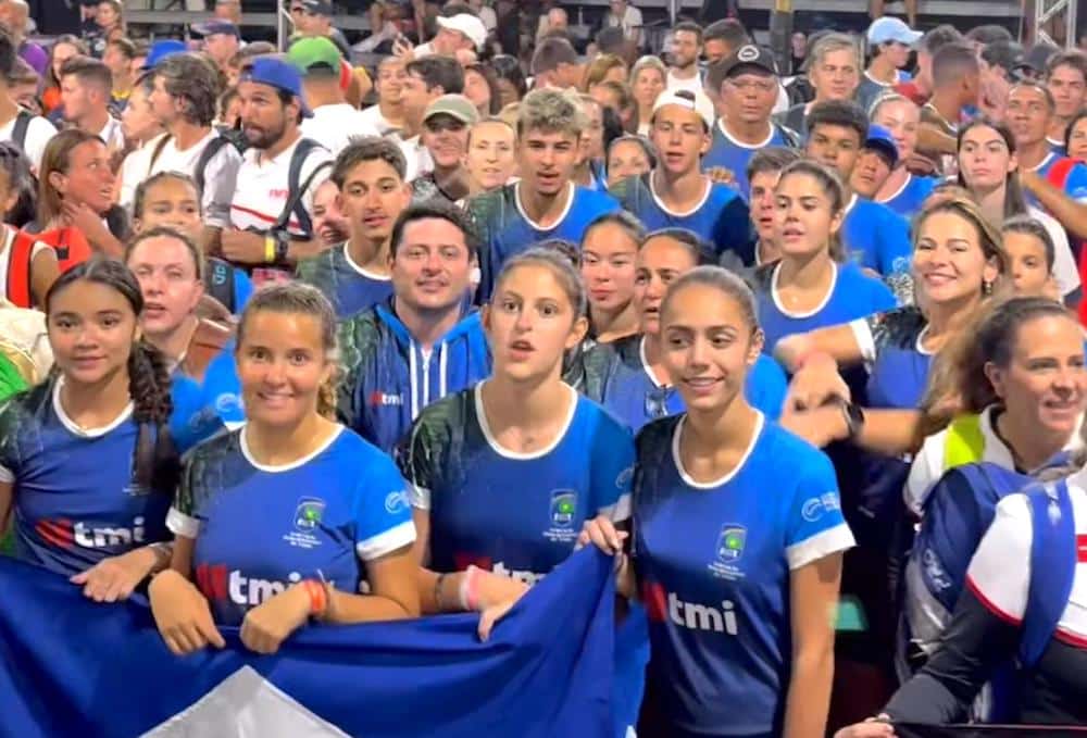 Atletas de beach tennis competindo na Praia de Iracema durante a Copa das Confederações.