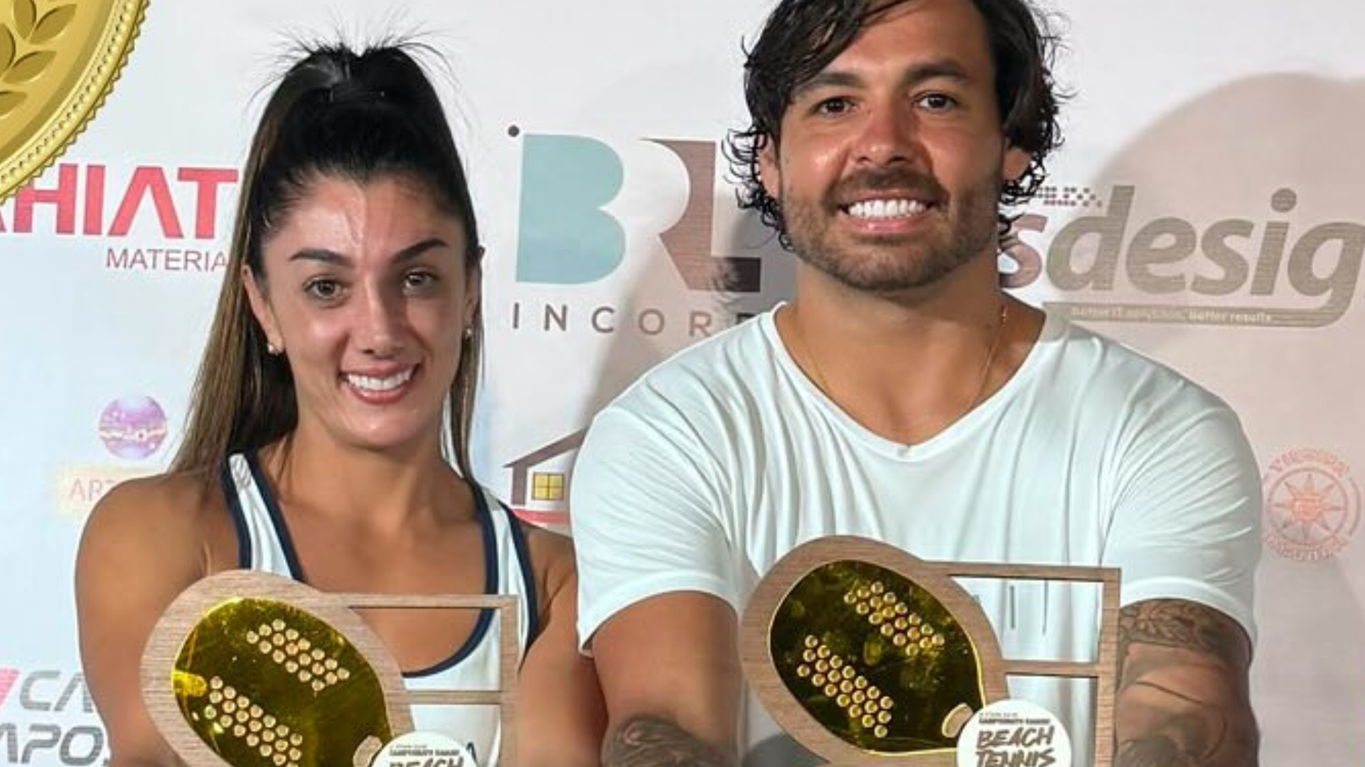 Ricardo Goulart jogando beach tennis, campeão da categoria mista B no Circuito Baiano.