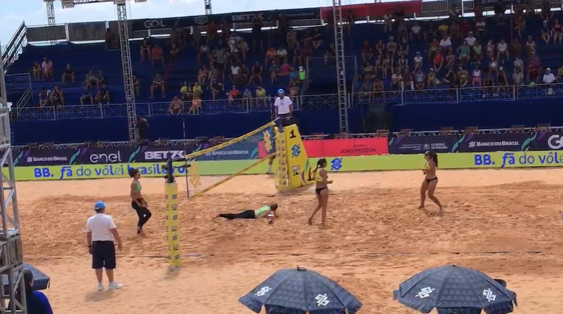 Arena do Paraíba Beach Games na praia de Tambaú, com competições de vôlei de praia e público animado.