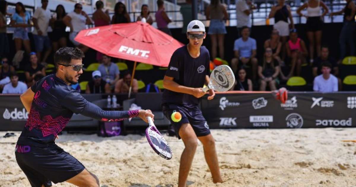 Felipe Loch jogando beach tennis em competição internacional.