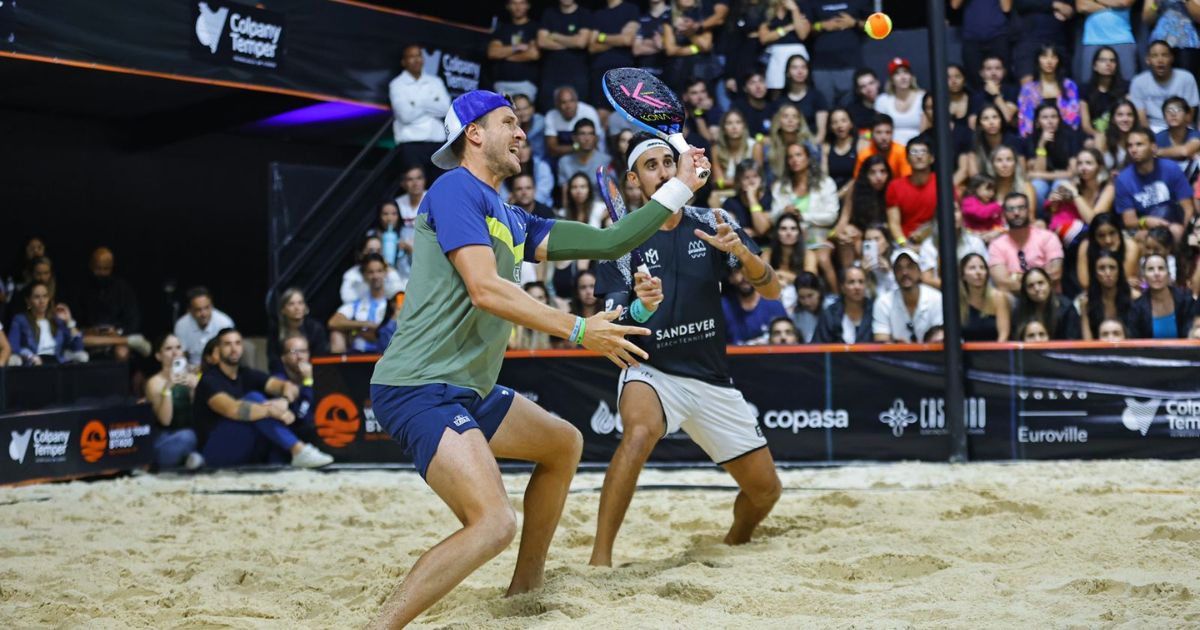 André Baran em ação durante o torneio ITF BT 400 em Belo Horizonte, mostrando sua habilidade no beach tennis.