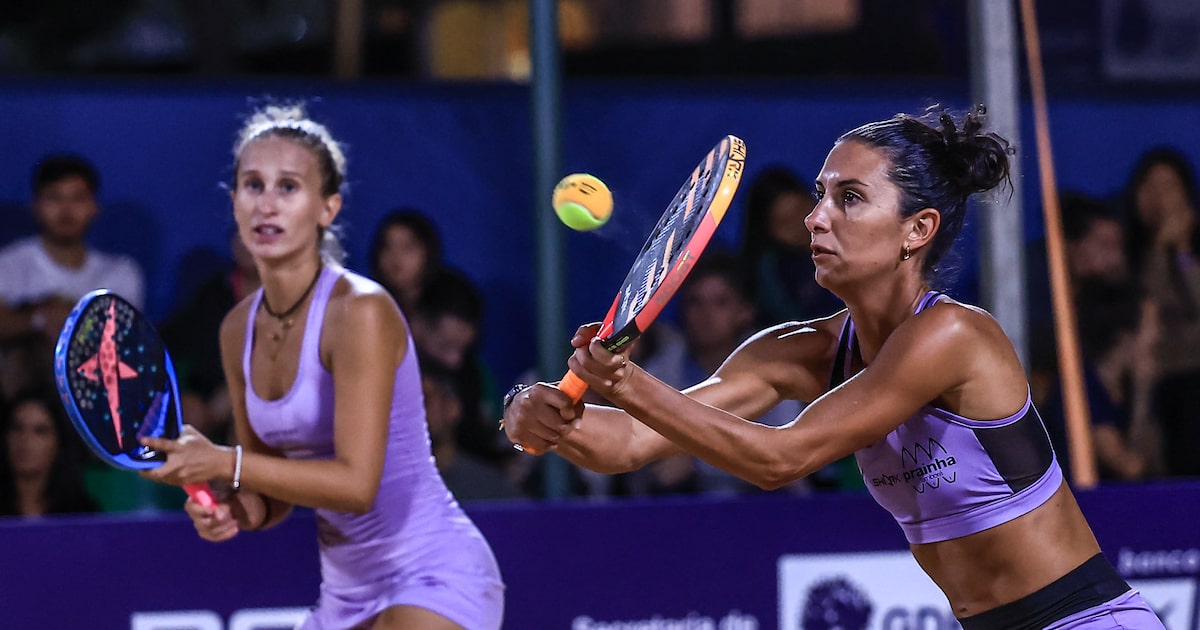 Atletas de beach tennis competindo em uma quadra de areia no Brasil.