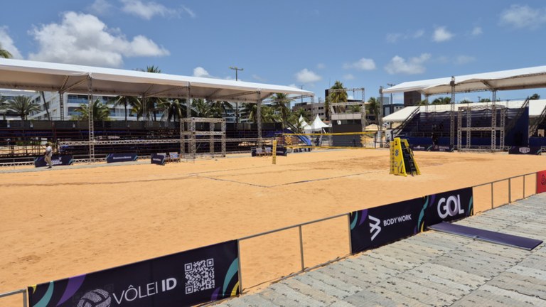 Arena do Paraíba Beach Games na praia de Tambaú, com atletas competindo em diversas modalidades esportivas.