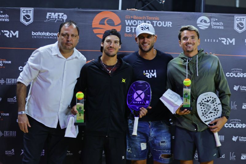 Jogadores de beach tennis competindo no ITF BT 400 em Belo Horizonte, destacando a disputa pelo ranking mundial.