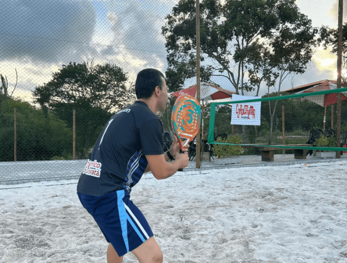 Atletas competindo no Open Beach Tennis na Arena 232 em Gravatá.