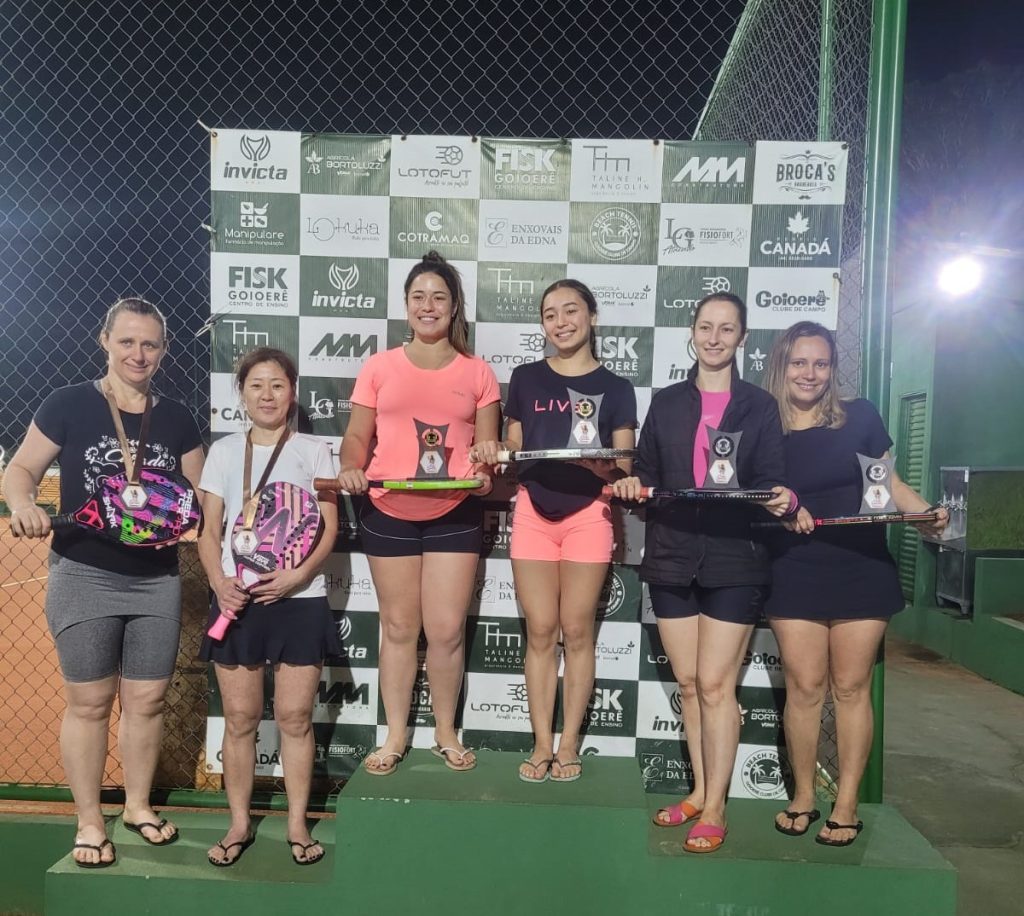 Atletas competindo na 3ª Etapa do Beach Tennis Farmais no Goioerê Clube de Campo.