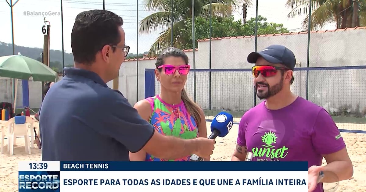 Jogadores de beach tennis se divertindo em uma quadra de areia durante uma partida.