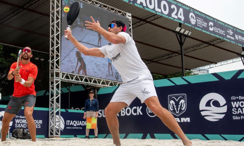 Daniel Schmitt e André Baran em ação durante torneios de beach tennis no Brasil.