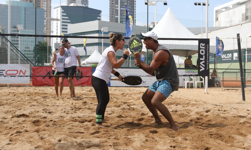 Atletas competindo no Tribuna Open de Beach Tennis na Praia de Camburi, Vitória.