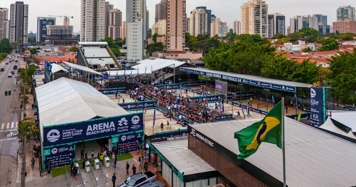 Atletas competindo no Circuito Beach Tennis em São Paulo, destacando a diversidade de categorias e a emoção do evento.