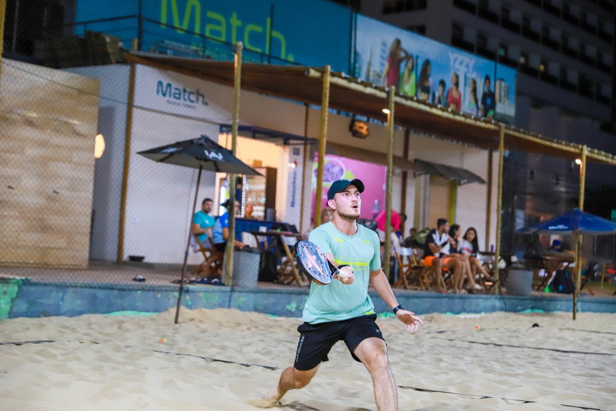 Atletas competindo no Circuito Podium de Beach Tennis em Fortaleza, destacando a energia e a emoção do evento.