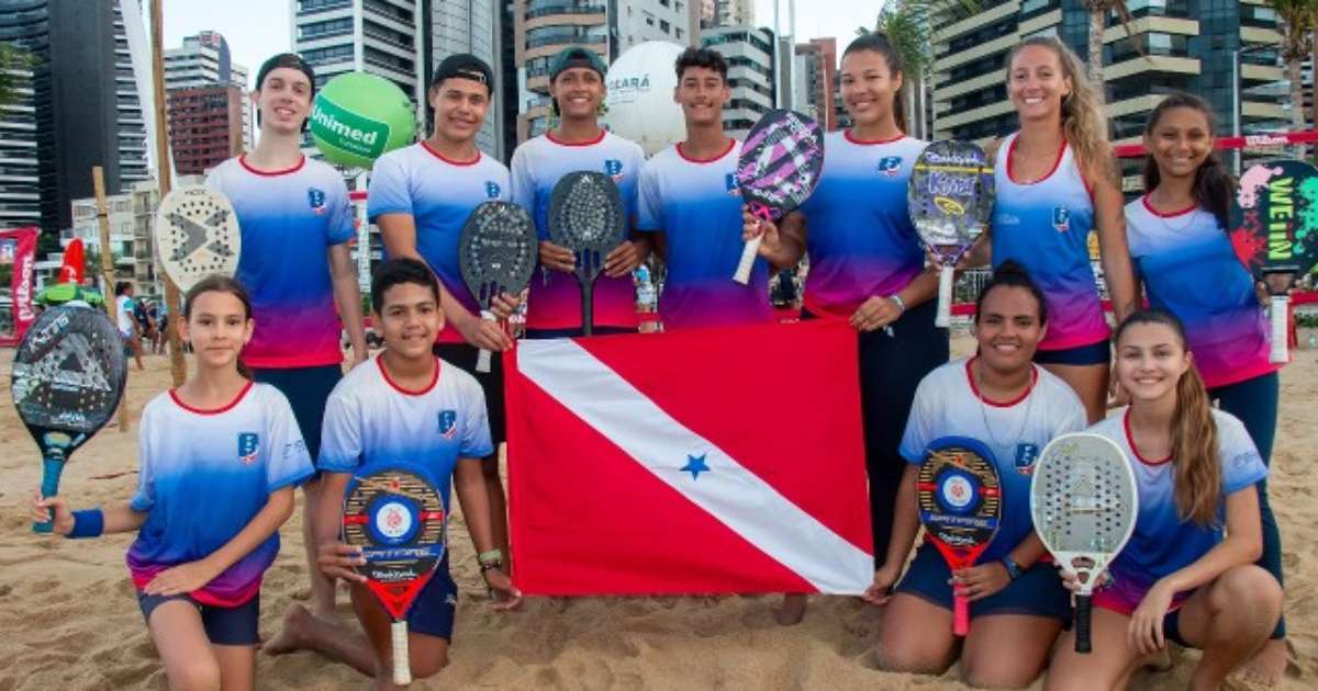 Atletas da seleção paraense de beach tennis treinando na praia de Iracema, Fortaleza.