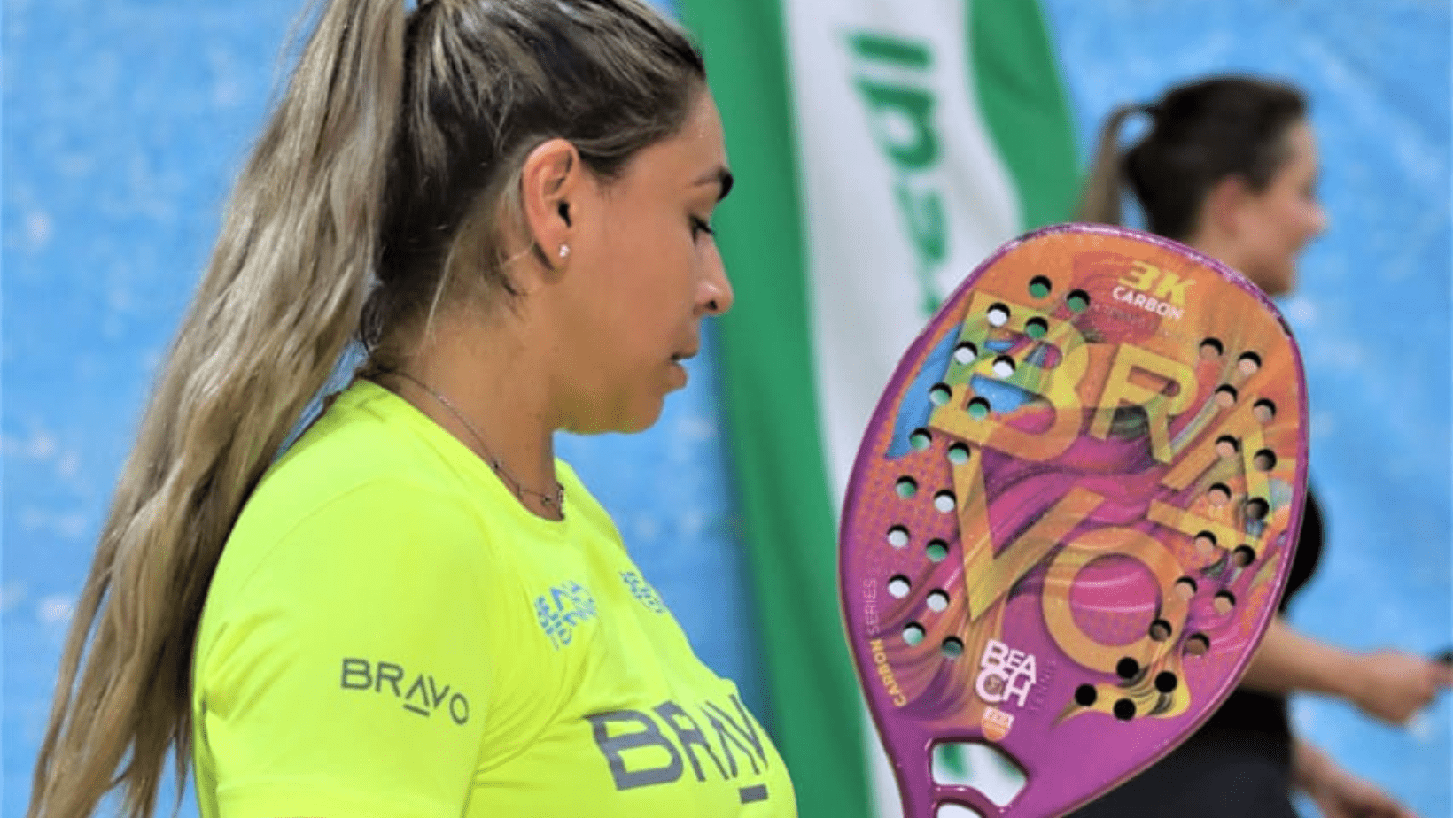 Caroline Kamchen jogando beach tennis na Praia de Camburi, representando a Seleção Gaúcha.