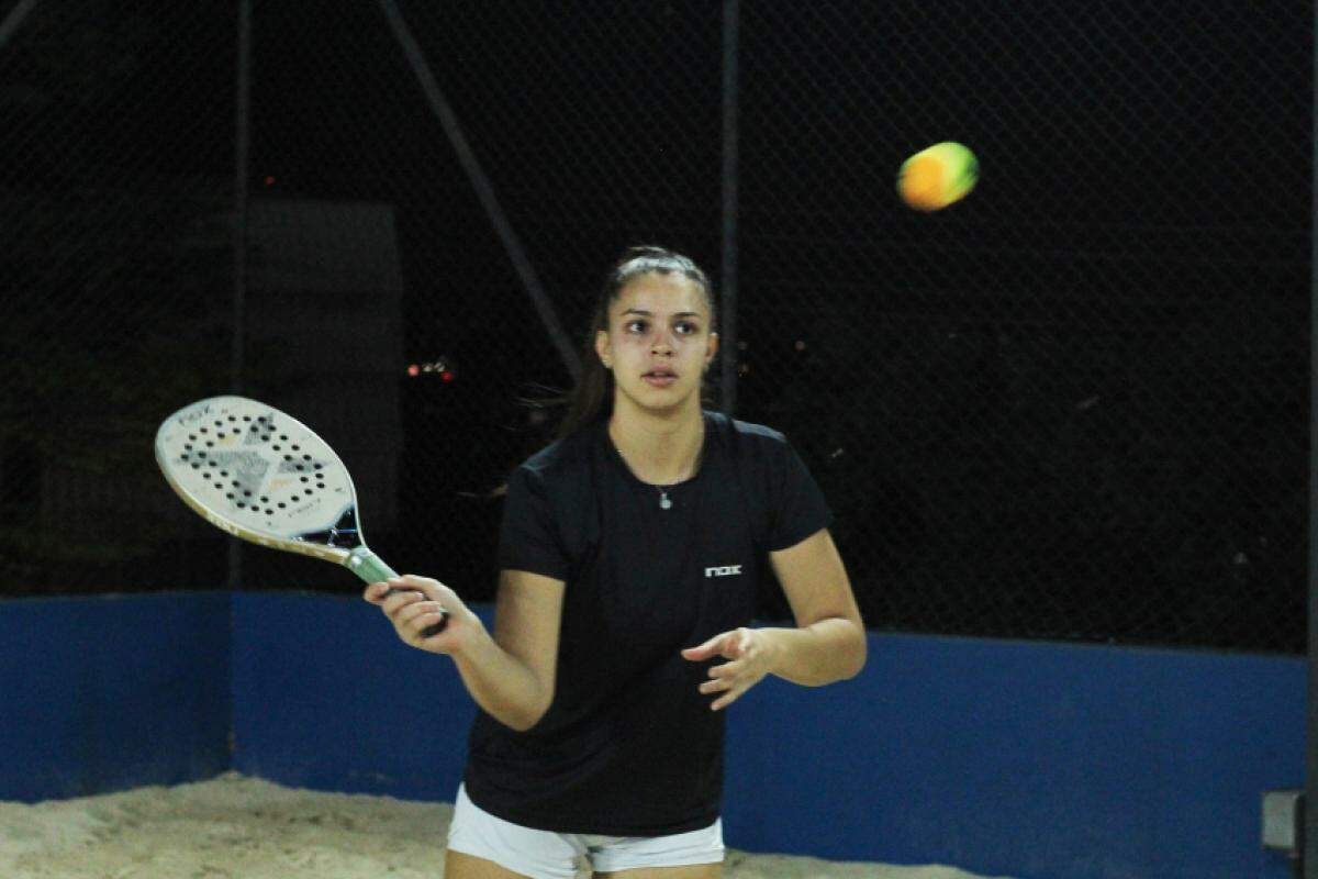 Carolinna Lopes da Silva, jovem atleta de beach tennis, se preparando para o Pan-Americano em Aruba.