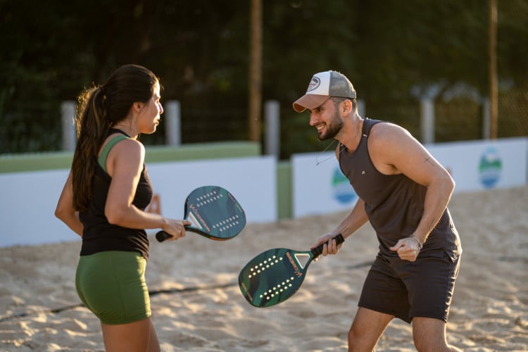 Evento esportivo na AYO Arena com competições de beach tennis e vôlei de praia em Fortaleza.