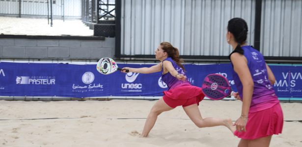 Participantes do Open Viva Mais de Beach Tennis competindo na Arena Criciúma, promovendo saúde e solidariedade.