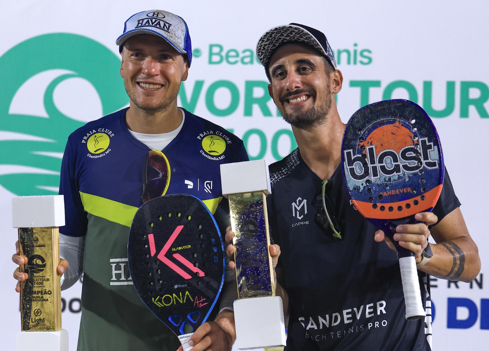 André Baran e Michele Cappelletti celebrando a vitória no BT 400 de beach tennis em Copacabana.