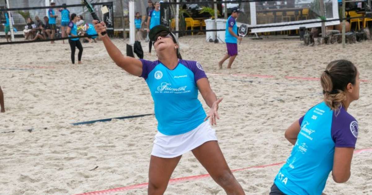 Atletas competindo na 8ª etapa do Circuito Fairmont de Beach Tennis na Praia de Copacabana.