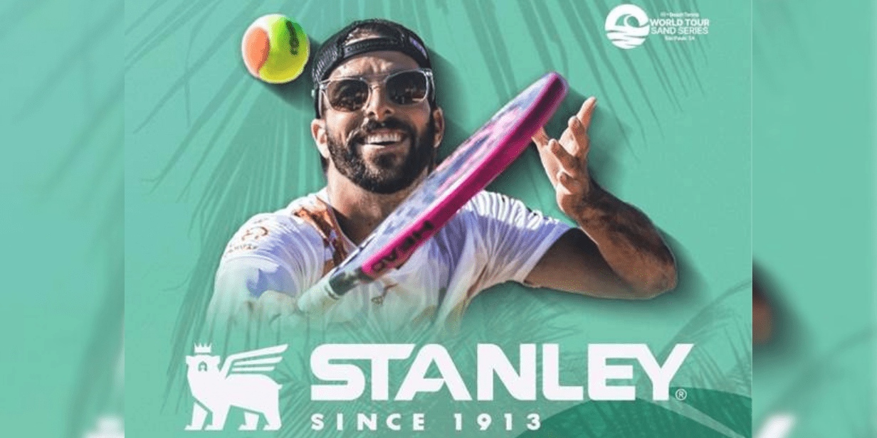 Logo da Stanley em evento de beach tennis com torcedores e atletas.