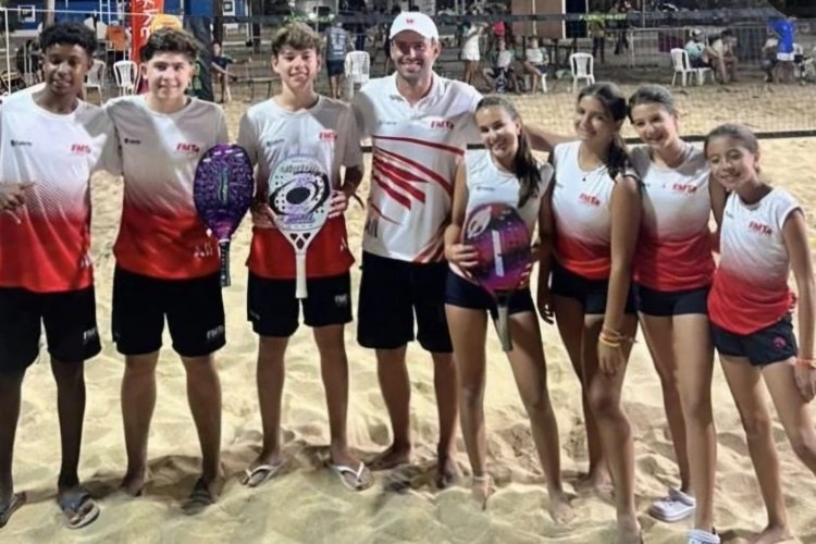 Atletas de Muriaé competindo na Copa das Federações de Beach Tennis em Fortaleza.