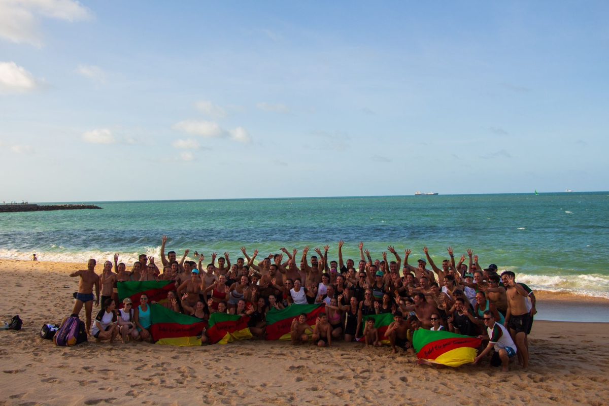 Atletas de beach tennis do Rio Grande do Sul comemorando a conquista do tetracampeonato na Praia de Iracema.