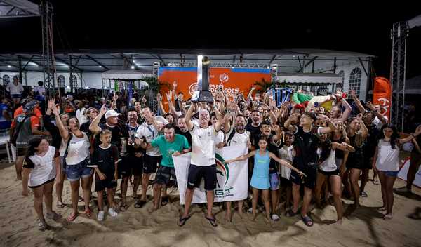 Atletas competindo na Copa das Federações de Beach Tennis na Beira-Mar de Fortaleza.