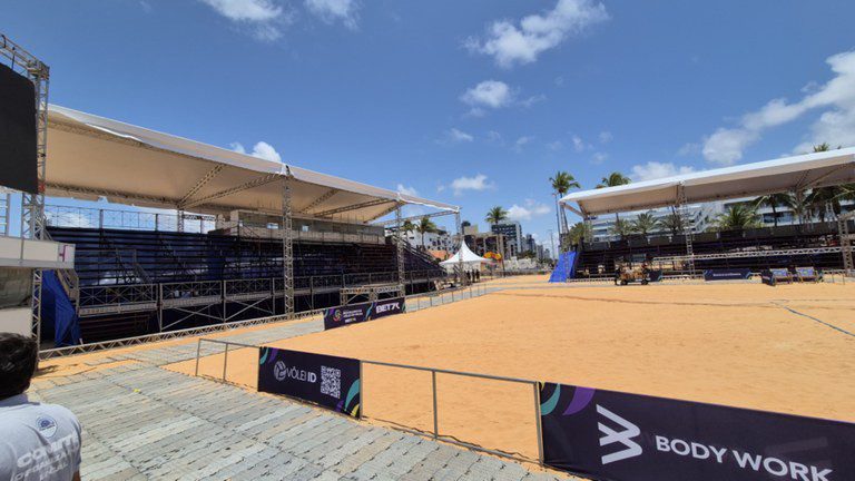 Atletas competindo no Campeonato Paraibano de Beach Tennis na praia de Tambaú.