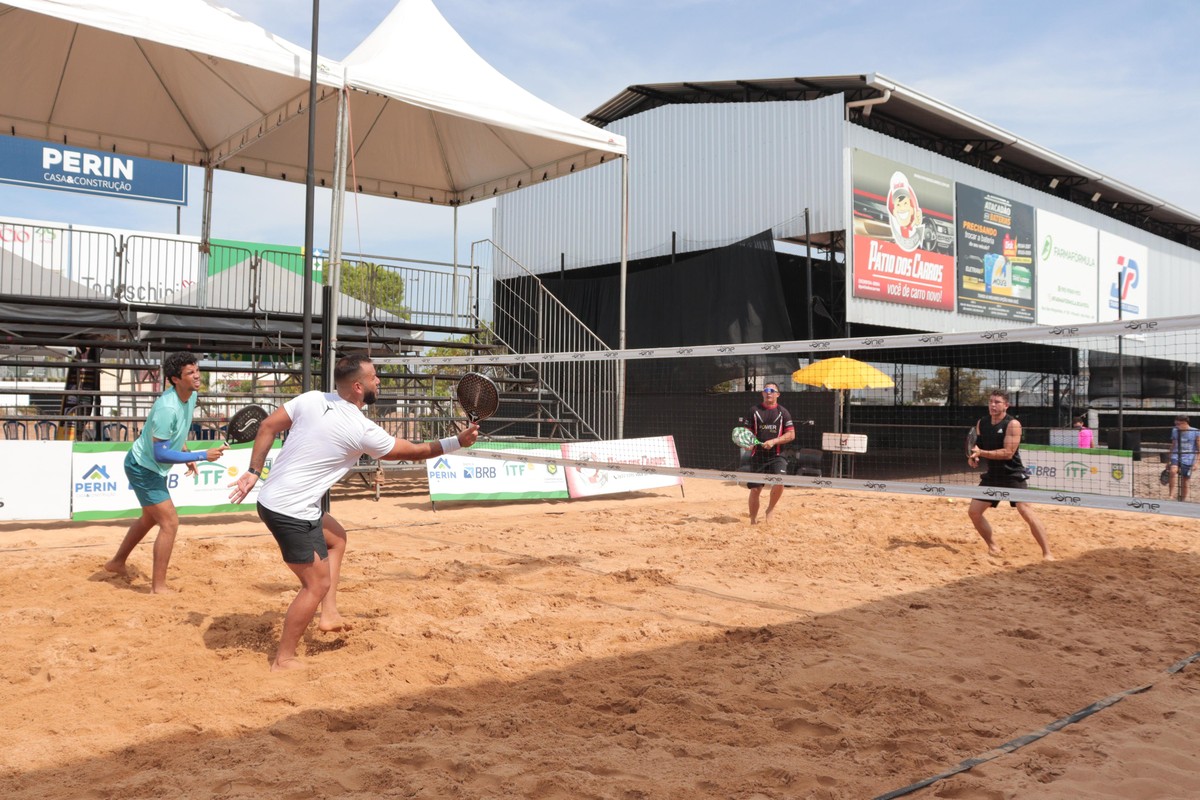 Atletas competindo em torneios de beach tennis na One Arena em Boa Vista, Roraima.