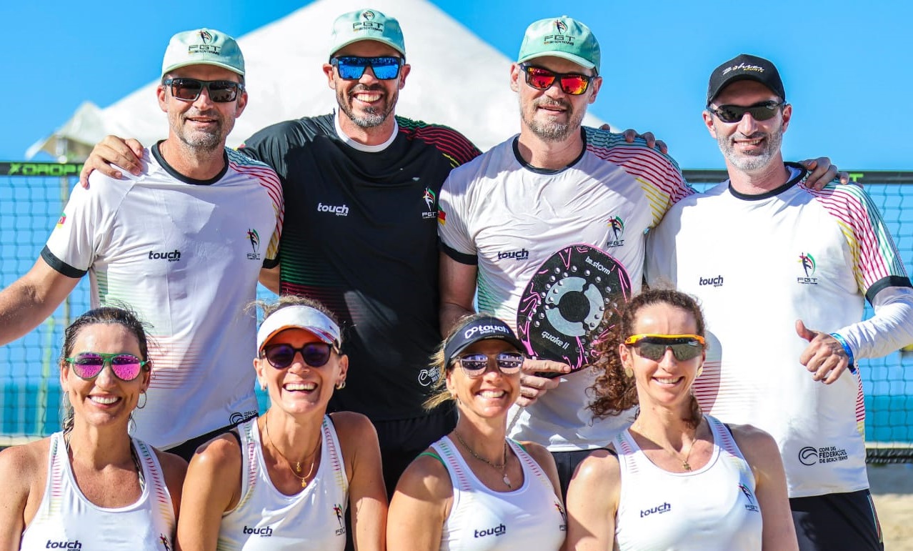 Atletas da Seleção Gaúcha comemorando a vitória na Copa das Federações de Beach Tennis em Fortaleza.