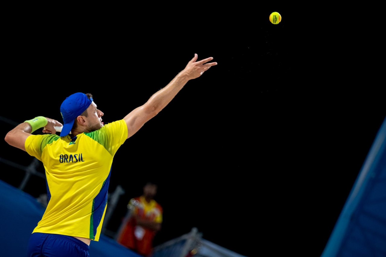 André Baran jogando beach tennis, representando o Brasil no Pan-Americano em Aruba.