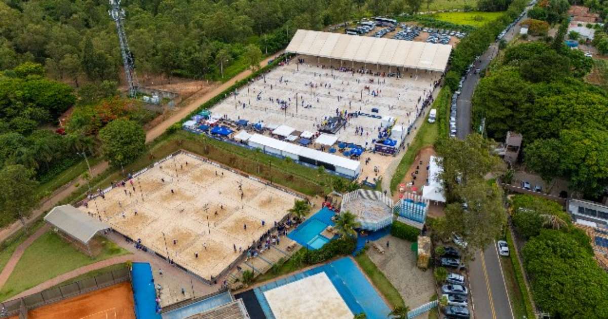 Atletas competindo no Campeonato Interclubes de São Paulo em Valinhos, destacando a emoção do tênis.