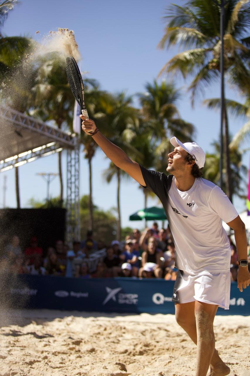 Miguel Peres ensinando técnicas de beach tennis em uma clínica na Arena Falcão Beach.