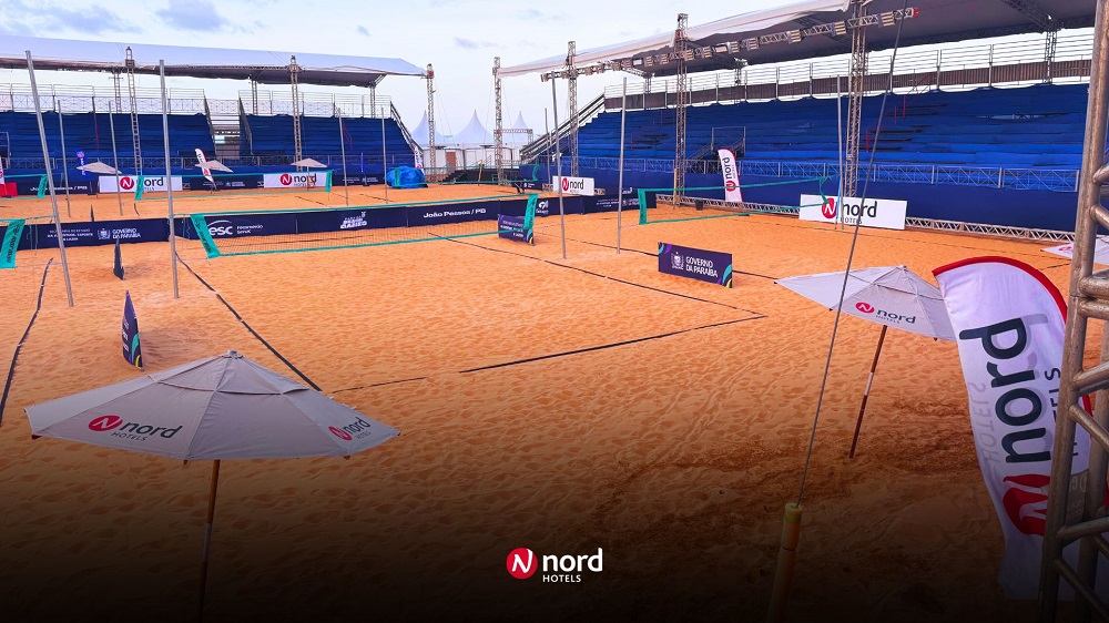 Atletas competindo no Campeonato Paraibano de Beach Tennis em João Pessoa, promovido pela Nord Hotels.